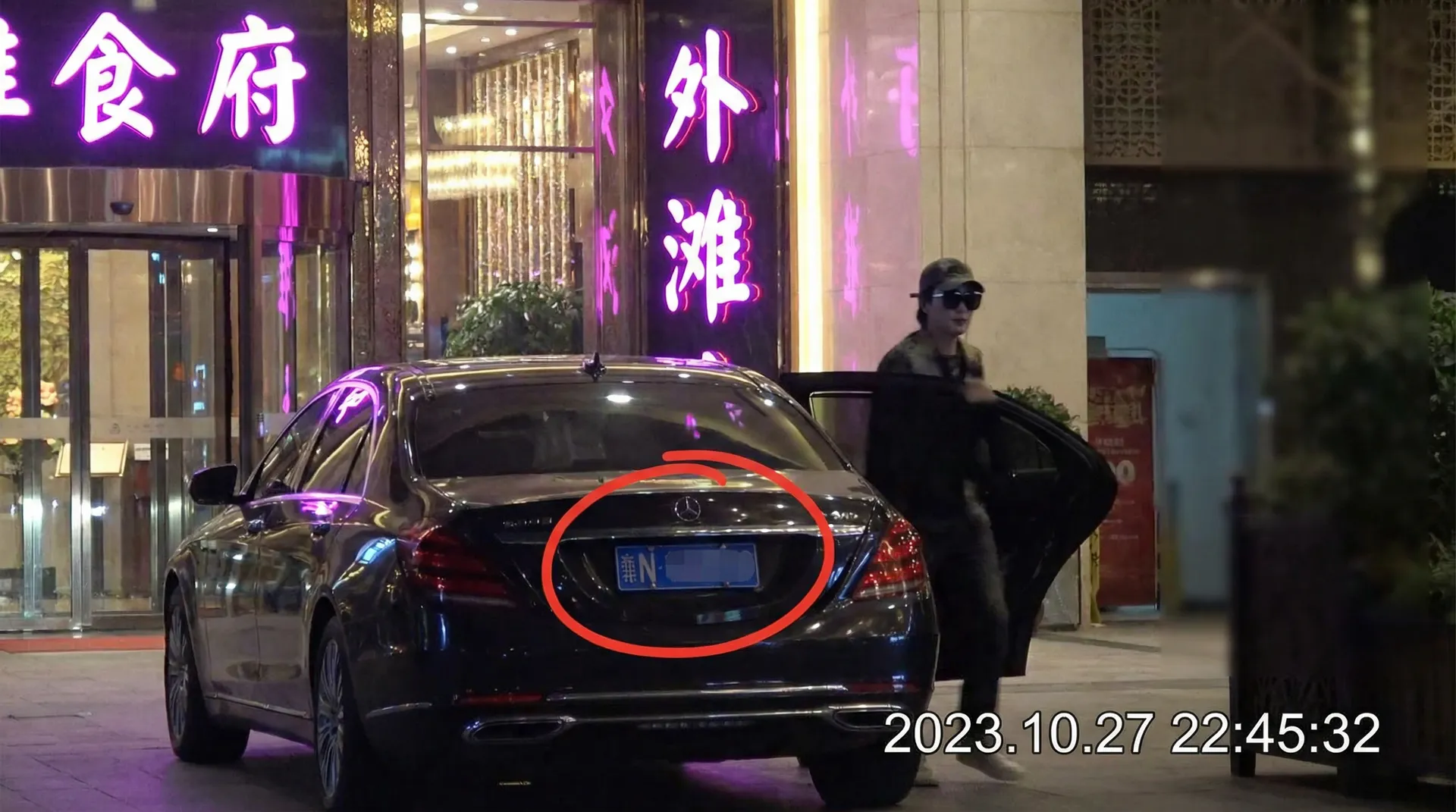 【海角吃瓜】海角吃瓜官网 - 最新资讯海角吃瓜传媒聚集地 - 豪车餐厅外被拍